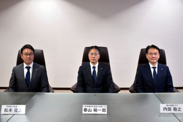 （左から）常務執行役員COO松本征之氏、春山社長、執行役員CFO内田敬之氏