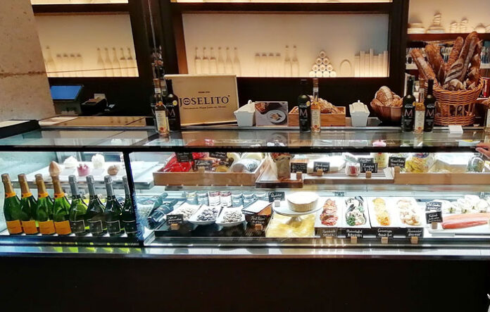 ショーケースに並ぶフレンチ惣菜