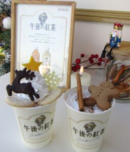 左から午後の紅茶オリジナル紙コップで提供されるメリーホワイトミルクティーとウィンターチャイ<ジンジャースパイス> 左から「午後の紅茶」オリジナル紙コップで提供される「メリーホワイトミルクティー」と「ウィンターチャイ<ジンジャー&スパイス>」