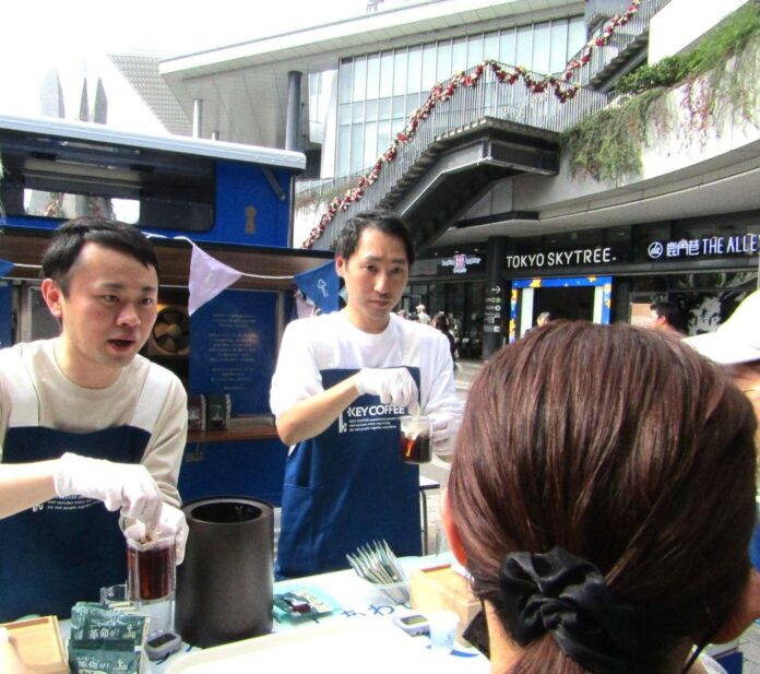 「JET BREW」を使った10秒抽出を実演するキーコーヒー社員