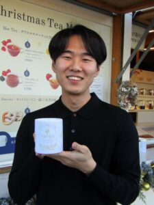 ティードリンクとのセットで数量限定発売される午後の紅茶オリジナルマグカップをアピールする西村史也氏 ティードリンクとのセットで数量限定発売される「午後の紅茶」オリジナルマグカップをアピールする西村史也氏