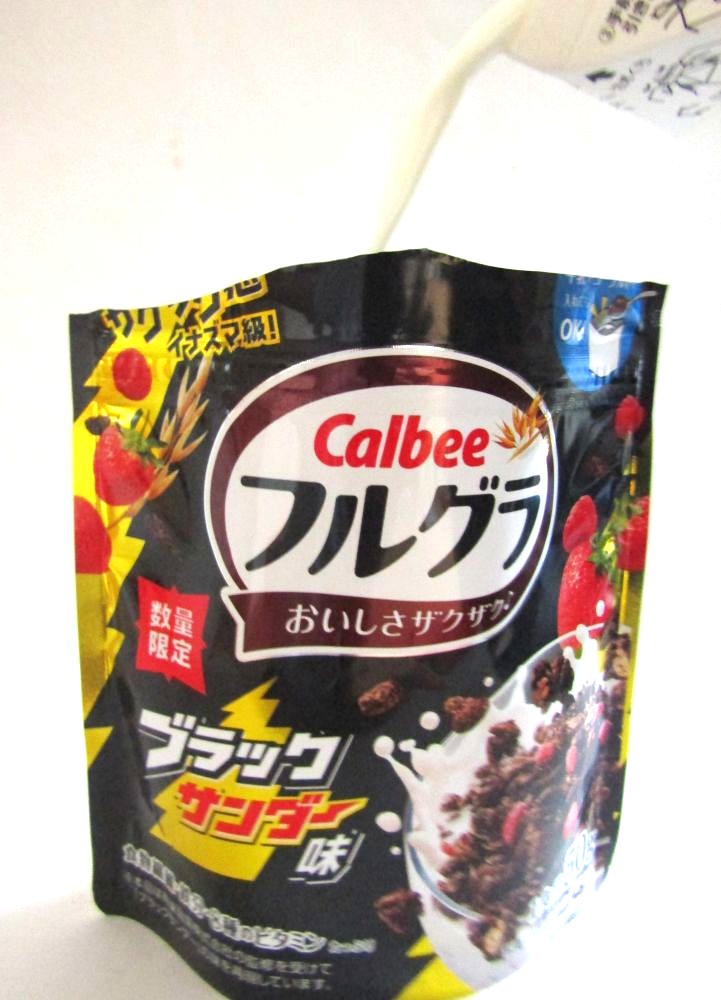 カルビー「フルグラ」で新発想 袋にミルクやヨーグルトを入れて食べる