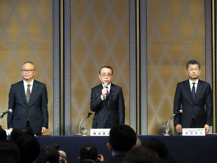 27日の会見で勝木敦志社長㊥ら