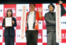 餅は正月だけじゃない! スティックタイプを“手巻き”で楽しんで サトウ食品が新スタイル提案 サトウ食品の浅川梨乃氏㊧とレインボーの2人(10日のイベントで)