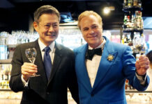 カリフォルニアワイン「デ・ローチ ヴィンヤーズ」 50周年記念しイベント 国分グループ本社 國分晃社長㊧とシャルル・ボワセ社長