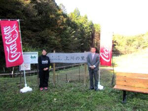 左からCCBJIの金澤めぐみコミュニケーション戦略統括部統括部長八王子市の初宿しやけ和夫市長 左からCCBJIの金澤めぐみコミュニケーション戦略統括部統括部長、八王子市の初宿(しやけ)和夫市長