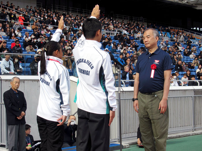 選手宣誓を聞く野口聡一氏 選手宣誓を聞く野口聡一氏