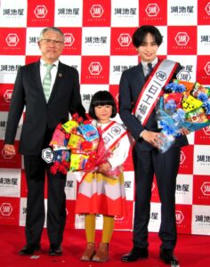 左から佐藤章社長永尾柚乃さん中島健人さん 左から佐藤章社長、永尾柚乃さん、中島健人さん