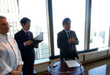 イタリア大使館貿易促進部 世界イタリア料理週間 調味料をテーマにランチ会 ジャンパオロ・ブルーノ部長(右)とステファノ・ダル・モーロシェフ(左)