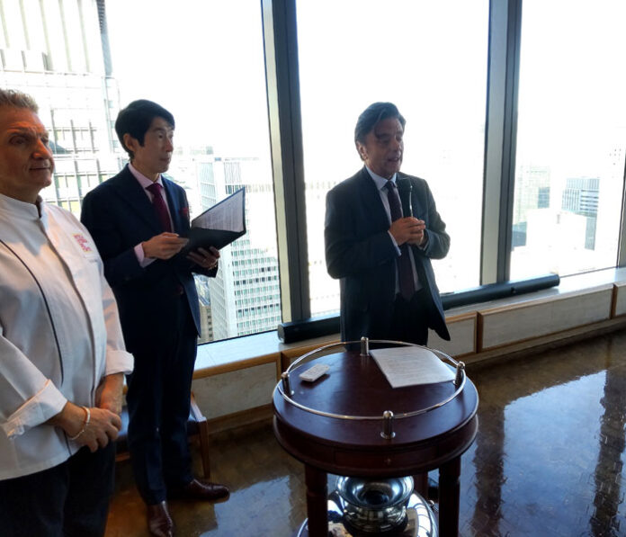 ジャンパオロ・ブルーノ部長（右）とステファノ・ダル・モーロシェフ（左）