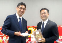 ローソン 人気11品を“50%増量”緊急開催 物価高で沈む消費にワクワク提供 左から吉澤明男理事執行役員マーケティング戦略本部副本部長、友永統括部長