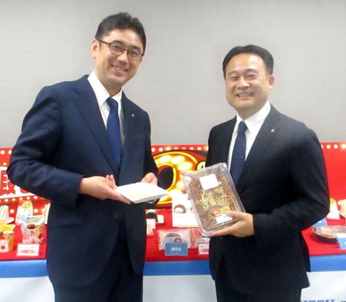 左から吉澤明男理事執行役員マーケティング戦略本部副本部長、友永統括部長