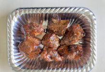 精肉売場に「肉屋の惣菜」 米久、強み生かした半調理品 一押しの「スパイシーカットステーキ」