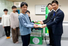小学校でフードドライブ実施 児童が食支援学び70点寄贈 寄贈式の様子