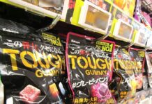 カバヤ食品「タフグミ」好調を維持 主力製品 は2年連続で販売金額首位 左から売場に並ぶ「タフグミ」と「グレービーパンチ」