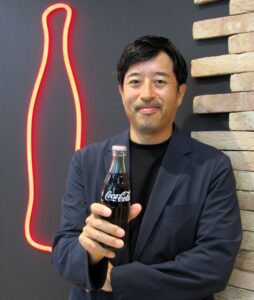 「瓶コーク」をアピールする谷村広和社長