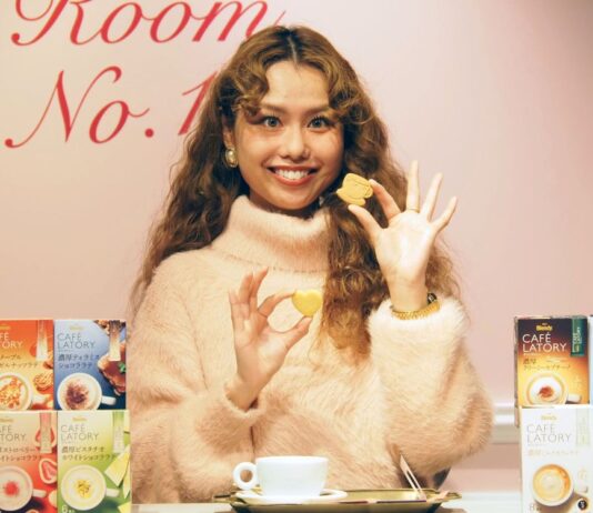 体験型イベント『ほんのり幸せをあなたに「CAFÉ LATORY ROOM」』に招かれたタレントのpecoさん