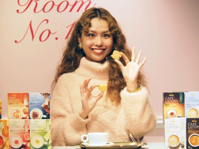 体験型イベント『ほんのり幸せをあなたに「CAFÉ LATORY ROOM」』に招かれたタレントのpecoさん