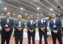 東北で唯一の専業卸の菓子展示会 出展メーカー数が過去最多更新 広大な東北「関口営業をぜひ活用していただきたい」関口社長 左から仙台支店大野常務取締役仙台支店長、仙台支店清野相談役、関口社長、関口専務、盛岡支店古川取締役盛岡支店長