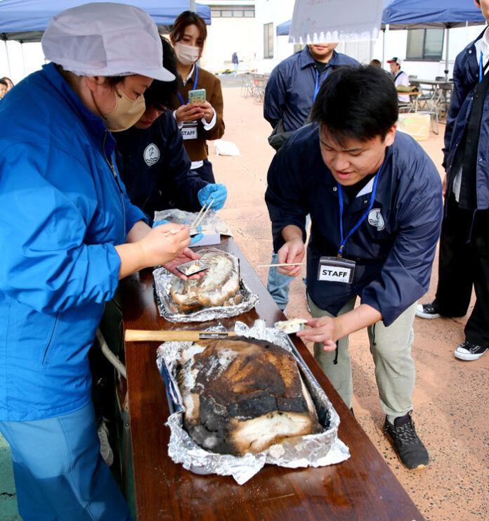 巨大な鯛の塩釜焼き