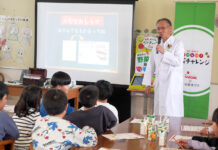 カゴメ 「おいしい!野菜チャレンジ」 小学生向け体験プログラム ベジチェック活用した食育授業 山口聡社長が野菜先生に扮して講義