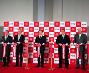 左からテープカットに臨んだトランコムの神野裕弘社長湖池屋の佐藤章社長江崎禎英岐阜県知事横川真澄海津市市長三甲の後藤甲平会長 左からテープカットに臨んだトランコムの神野裕弘社長、湖池屋の佐藤章社長、江崎禎英岐阜県知事、横川真澄海津市市長、三甲の後藤甲平会長