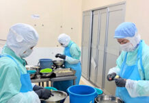 石井食品 栗の皮むき工程を公開 品質保証の取り組みも 栗の皮むき作業