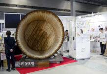 商談展示会「フードスタイル中部」 今年も“発酵食”中心に紹介 出展340社・来場8200名 仕込桶を展示した愛知「発酵食文化」振興協議会