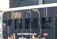 有楽製菓、モンゴルで「ブラックサンダー」販売 鉱山でのサンプリングも計画 複雑な製造工程で海外に勝算 モンゴルで実施したラッピングバスで描かれる「ブラックサンダー」