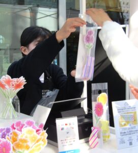 花屋をイメージ。商品には割引券なども導入