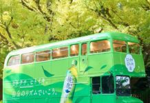 コカ・コーラ「綾鷹」で儒烏風亭らでんさん案内人に迎えてバスツアー運行開始 和モダンの車内で和菓子を提供 その目的は? バス外観