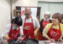 味の素 音でみるレシピを活用 盲学校に初の料理クラブ設立 みきさん(右)と東山広樹さん(中央)のアドバイスを聞きながらハンバーグを調理する生徒