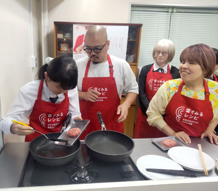 みきさん（右）と東山広樹さん（中央）のアドバイスを聞きながらハンバーグを調理する生徒