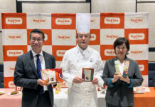 冷凍食品「ロイヤルホストデリ」に人気のオムライスも登場 ブランド刷新で売上30%増 (左から)川島宗二部長、倉持敏一料理長、橋本牧課長