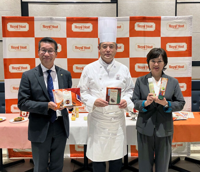 （左から）川島宗二部長、倉持敏一料理長、橋本牧課長