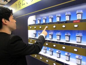 21種のメッセージ入りカップが並ぶ特別仕様の自動販売機