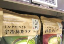 「辻利」がインスタント抹茶市場に革新 使用する原材料を極力シンプルにした新商品2品を投入 片岡物産 売場に並ぶ「ミルクでつくる宇治抹茶ラテ」(80g)と「ミルクでつくる抹茶チャイ」(80g)