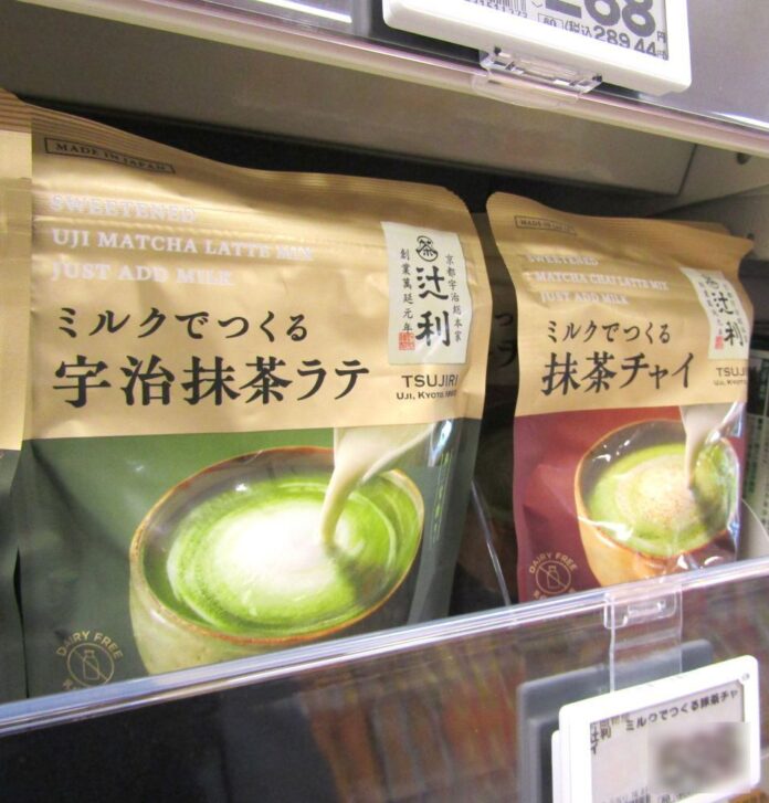 売場に並ぶ「ミルクでつくる宇治抹茶ラテ」（80g）と「ミルクでつくる抹茶チャイ」（80g）