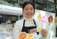 UCCから「花のように気分で選ぶコーヒー」 ペーパーフラワーと真空パックコーヒーを組み合わせて1個100円の特別価格で限定販売 ペーパーフラワーと組み合わせた「CAFE@HOME」をアピールするCOFFEE STYLE UCCマーケティング企画部主任PR担当の土岐珠世さん