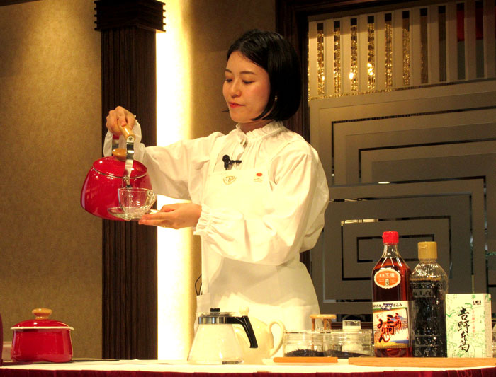 石山美紗さんがおいしい紅茶のいれ方を実演 石山美紗さんがおいしい紅茶のいれ方を実演