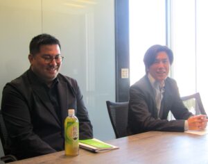 日本コカコーラマーケティング本部トータルティーカテゴリー事業部の脇若英輔ディレクター右とマーケティング本部エンドトゥエンドエクスペリエンス部の井上武士ディレクター 日本コカ・コーラマーケティング本部トータルティーカテゴリー事業部の脇若英輔ディレクター(右)とマーケティング本部エンドトゥエンドエクスペリエンス部の井上武士ディレクター