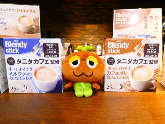 「ブレンディ スティック タニタカフェ監修 ホッとよりそうカフェオレ カフェインレス」（右）と「同 ホッとよりそうミルクティー カフェインレス」