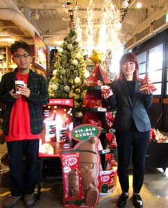 ネスレ日本の今井りさコンフェクショナリー事業本部コマーシャルデベロップメント部ブランドマネージャー右とアダストリアの増田太一niko and 営業部営業統括 ネスレ日本の今井りさコンフェクショナリー事業本部コマーシャルデベロップメント部ブランドマネージャー(右)とアダストリアの増田太一niko and ...営業部営業統括