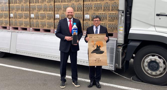 ネスレ日本 常務執行役員 オリビエ ロラン モントゥ氏㊧、昭和産業 執行役員 永井俊彦氏