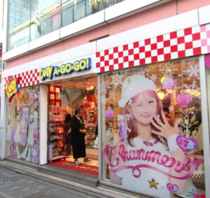 キャンディー・ア・ゴー・ゴー原宿本店ではラッピングで道行く人に「しなこのシャンメリー ピンク」をアピール