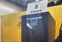 セブン‐イレブン「お店で仕上げた できたて麺」を展開 冷凍麺をマシンにセットすると約90秒で専門店品質 夜間需要などを狙う マシン調理の実演