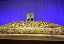 森永製菓元社長・松﨑昭雄氏お別れの会 「森永人十則」を制定し「inゼリー」の礎を築く グリコ・森永事件では毅然とした姿勢 松﨑昭雄氏のお別れ会で遺影が飾られた祭壇