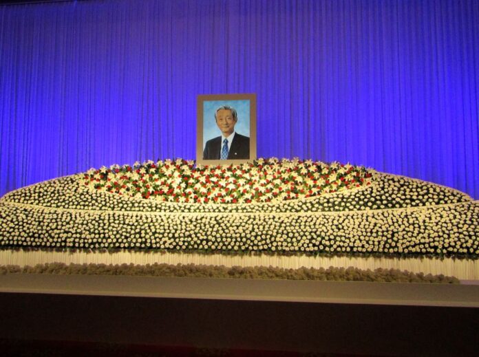 松﨑昭雄氏のお別れ会で遺影が飾られた祭壇