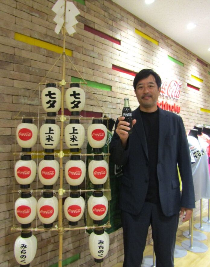 秋田竿燈まつり60年間の支援への感謝として贈られた竿燈と谷村広和社長