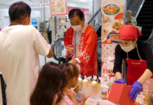 キユーピー 髙宮社長が店頭で推奨販売 買い物客とのリアル接点を重視 店頭での推奨販売の様子